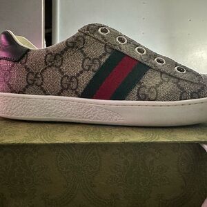 Gucci Kids Sneakers in Gray with Red and Green Accents